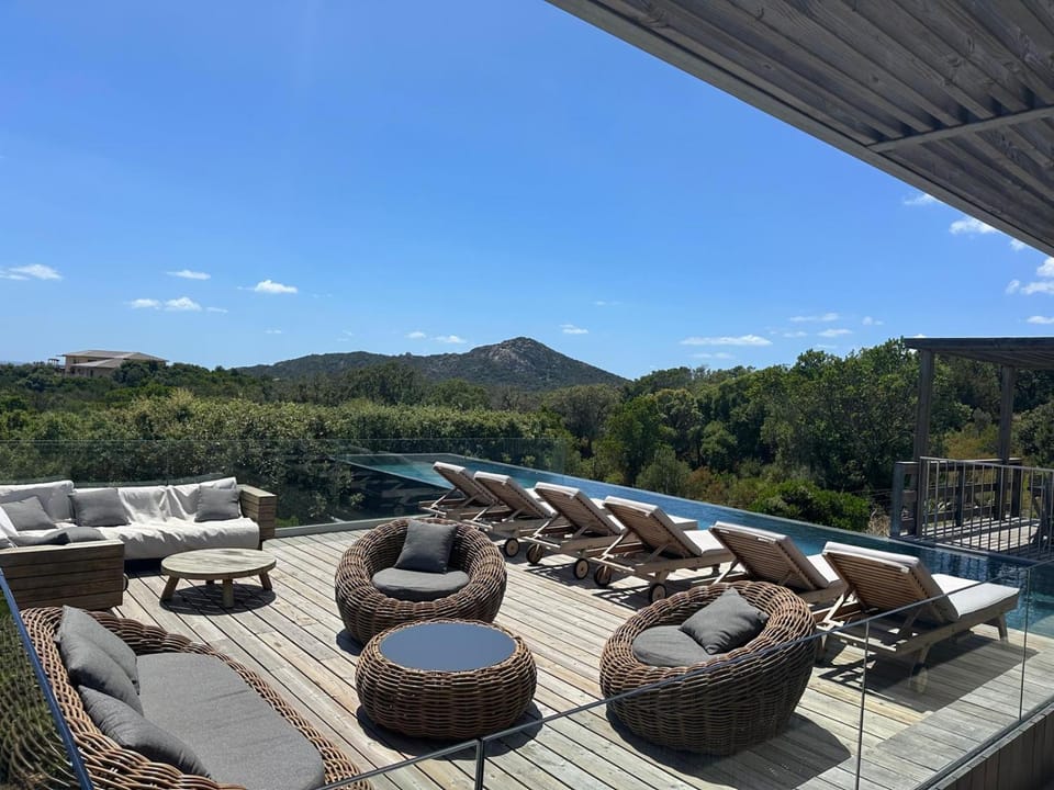 Villa de luxe surplombant la mer, piscine suspendue Villa in Corsica