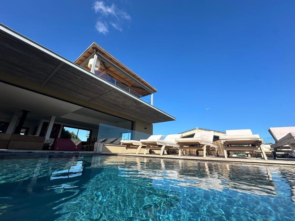 Villa de luxe surplombant la mer, piscine suspendue Villa in Corsica