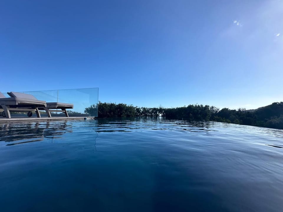 Villa de luxe surplombant la mer, piscine suspendue Villa in Corsica
