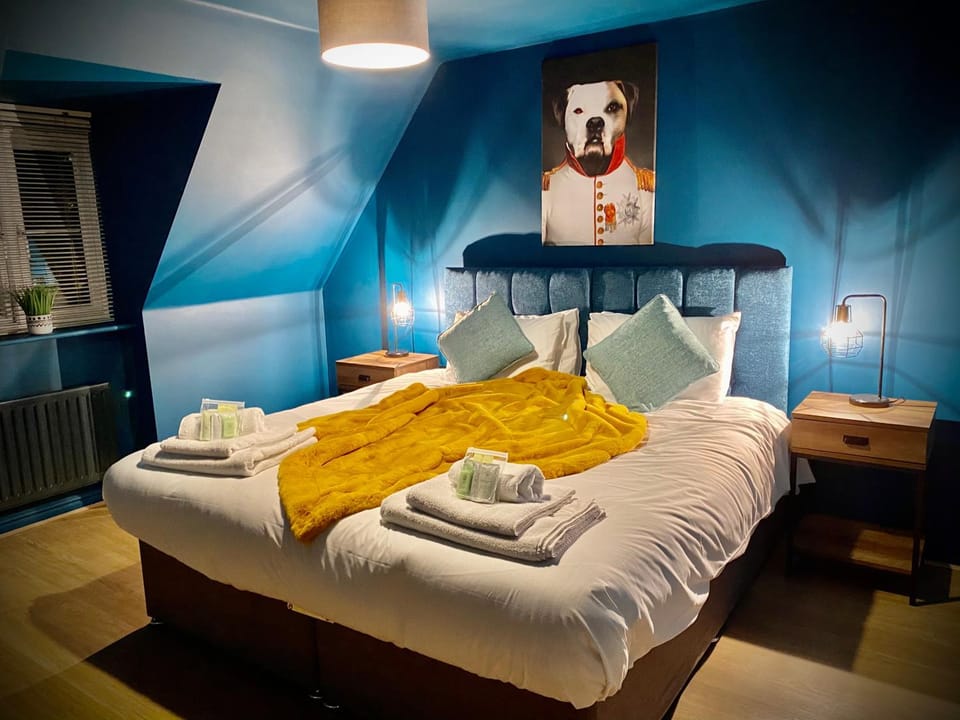 Bed, Bedroom, towels
