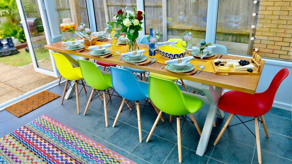 Food and drinks, Seating area, Dining area, Food