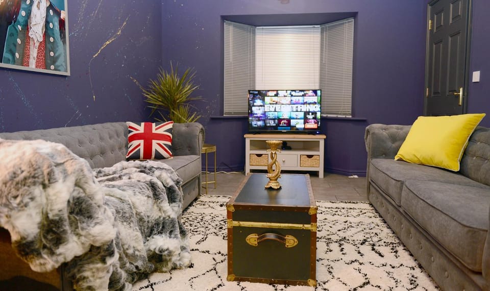 Communal lounge/ TV room, TV and multimedia, Living room, Seating area, Evening entertainment