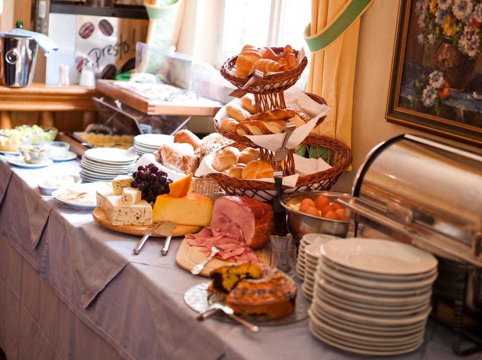 Restaurant/places to eat, Breakfast, Buffet breakfast