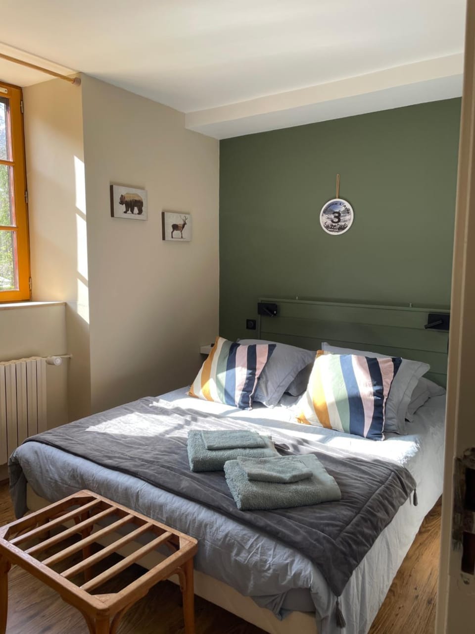 Bed, Bedroom, towels