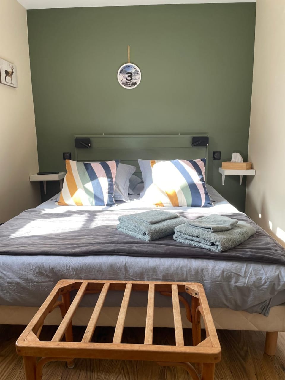 Photo of the whole room, towels