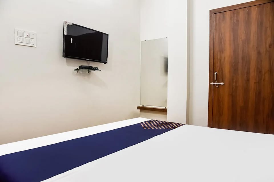 Bed, TV and multimedia, Bedroom