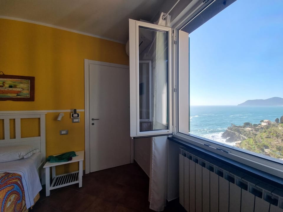 Coffee/tea facilities, View (from property/room), Photo of the whole room, Bedroom, City view, Mountain view, Sea view, heating, internet, locker, safe, towels, wardrobe, air conditioner