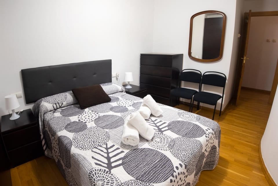 Photo of the whole room, Bedroom