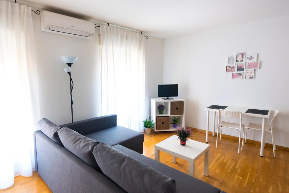 TV and multimedia, Living room, Seating area