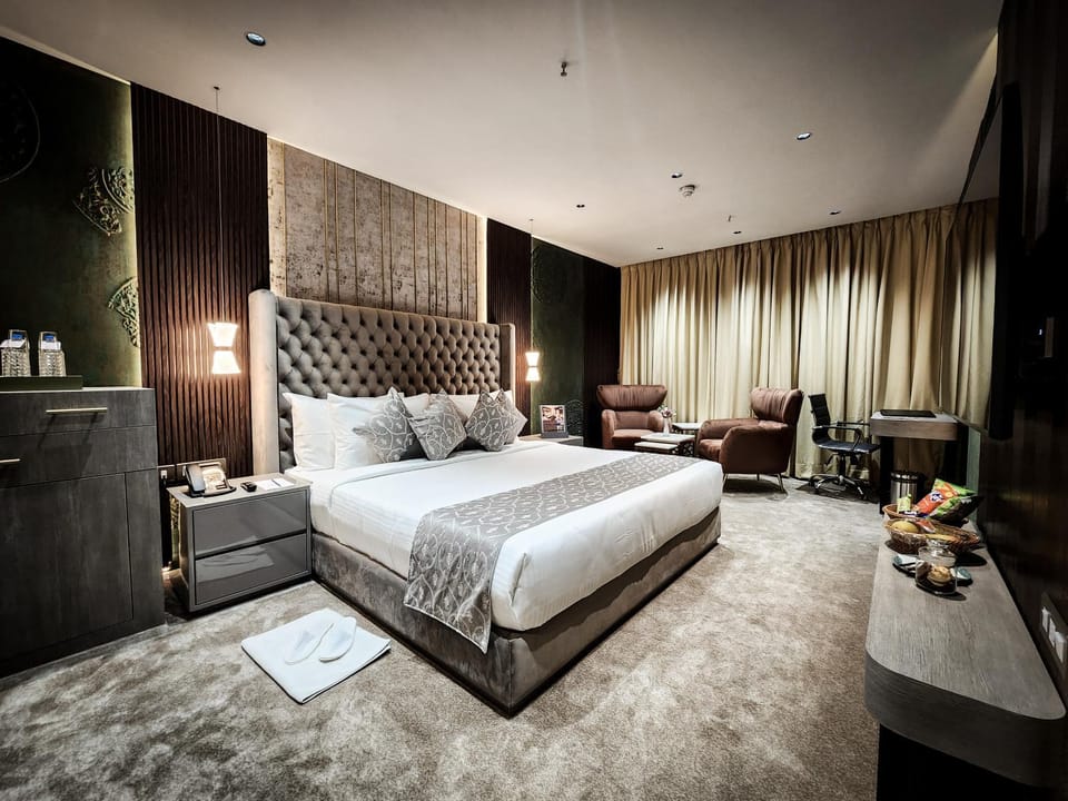 Bed, Living room, Photo of the whole room, Seating area, Bedroom