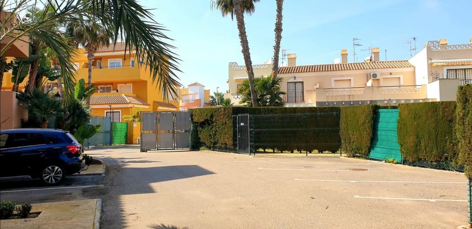 Property building, Facade/entrance, Neighbourhood, Parking