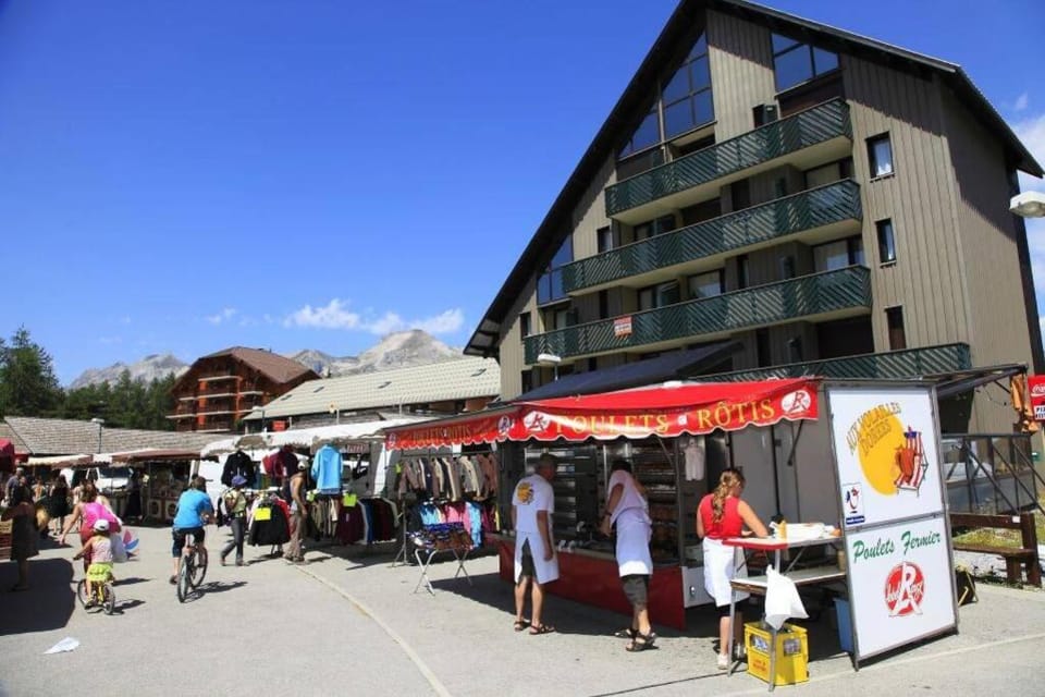 Day, Activities, Food and drinks, City view, Shopping Area