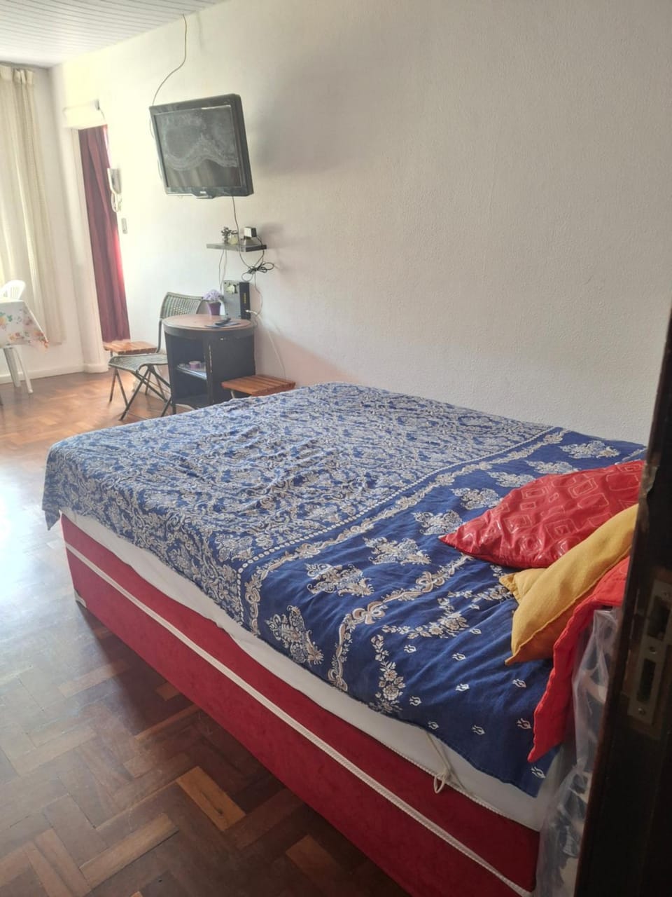 Communal lounge/ TV room, Bed, Bedroom