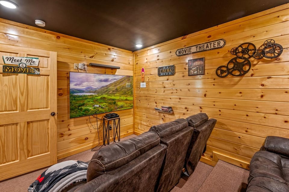 Theater Game Room Hot Tub Dog-Friendly Sleeps 12 House in Sevierville