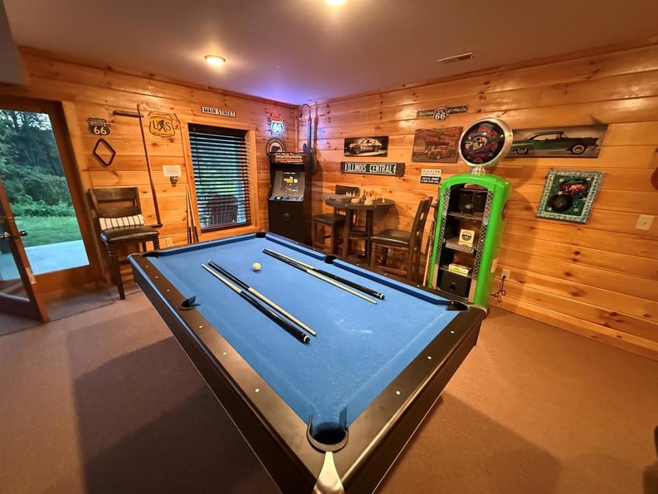 Theater Game Room Hot Tub Dog-Friendly Sleeps 12 House in Sevierville