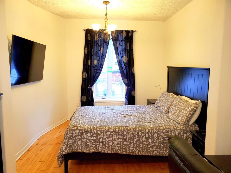 Bed, TV and multimedia, Bedroom, Quiet street view