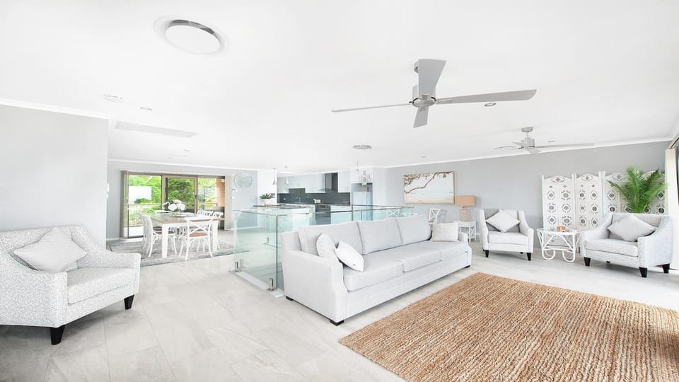 Seaside Sanctuary - Waterfront Luxury Home with Heated Pool House in New South Wales