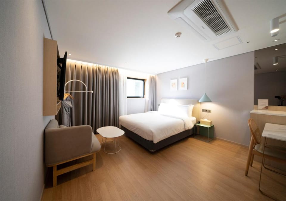 Bed, TV and multimedia, Photo of the whole room