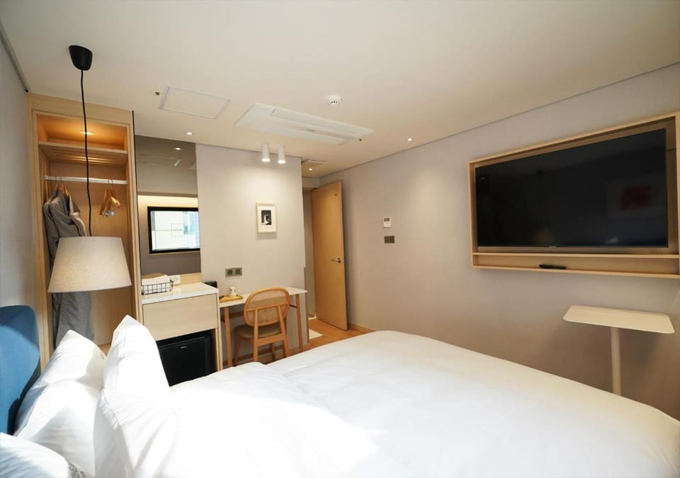 Bed, Bedroom, hair dresser, safe