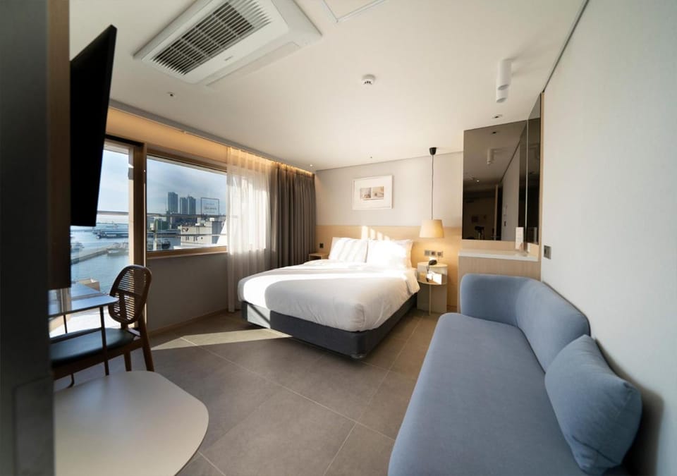 Bed, Photo of the whole room, Seating area