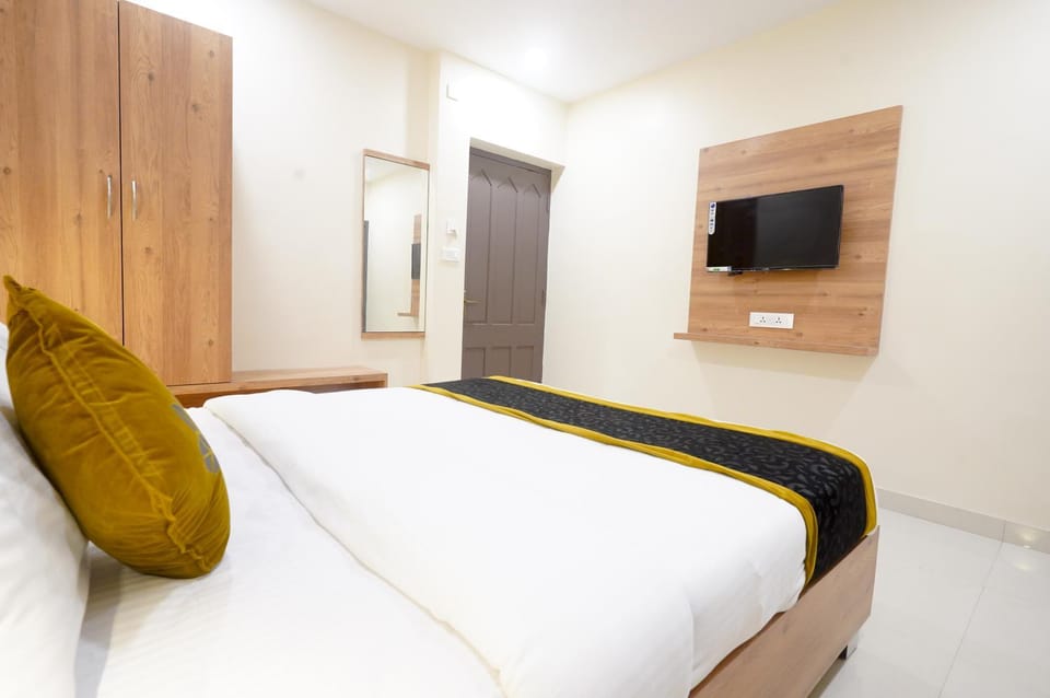 Bed, TV and multimedia, Bedroom
