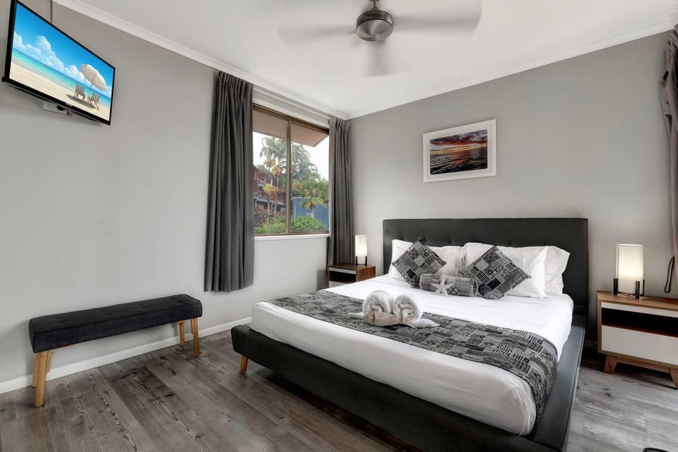 Bed, TV and multimedia, Bedroom