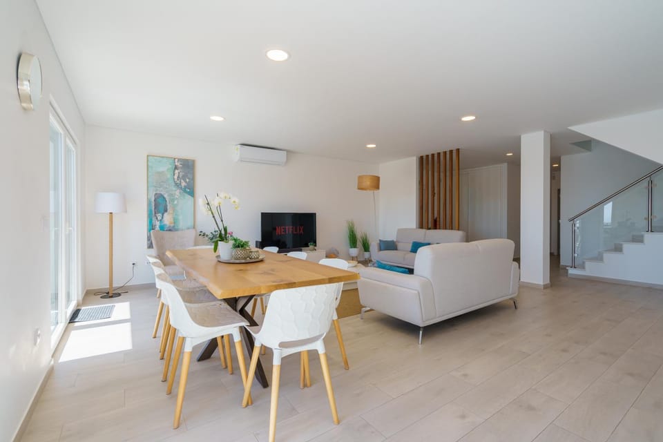 TV and multimedia, Living room, Seating area, Dining area, air conditioner