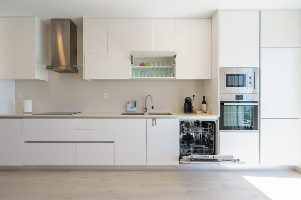 Coffee/tea facilities, Kitchen or kitchenette, dishwasher, oven, stove, toaster