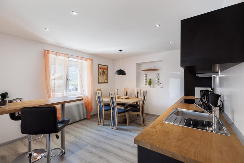 Kitchen or kitchenette, Dining area