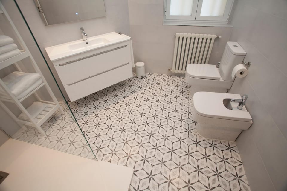 Toilet, Bathroom, towels