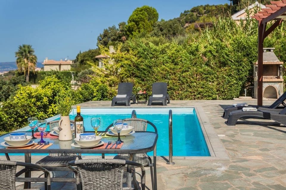BBQ facilities, Dining area, Swimming pool
