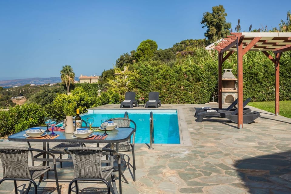 BBQ facilities, Dining area, Swimming pool