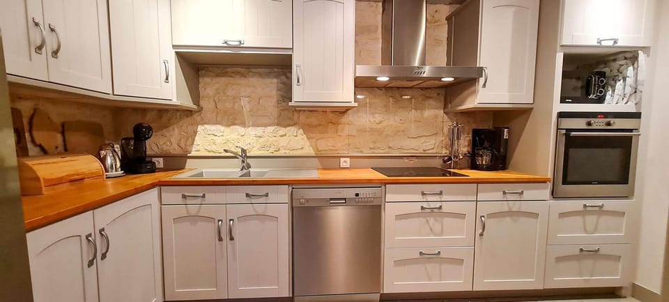 Coffee/tea facilities, Kitchen or kitchenette, dishwasher, oven, stove