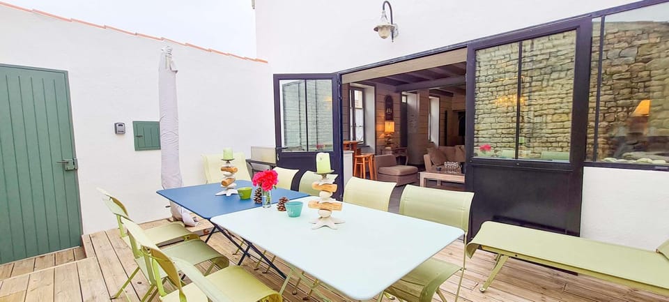Patio, Living room, Seating area, Dining area