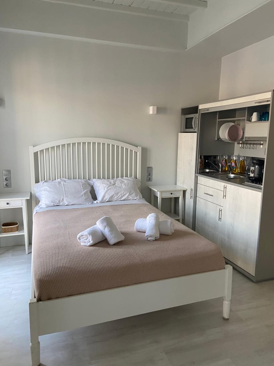 Bed, Kitchen or kitchenette, Photo of the whole room