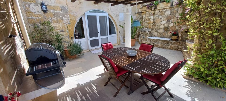 Property building, Restaurant/places to eat