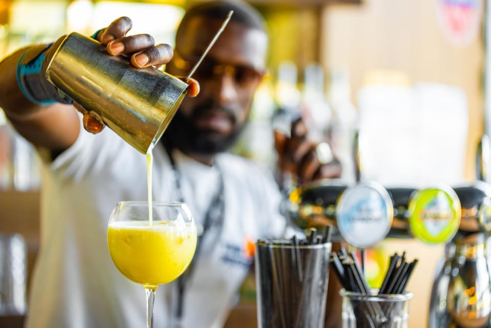 Lounge or bar, Food and drinks