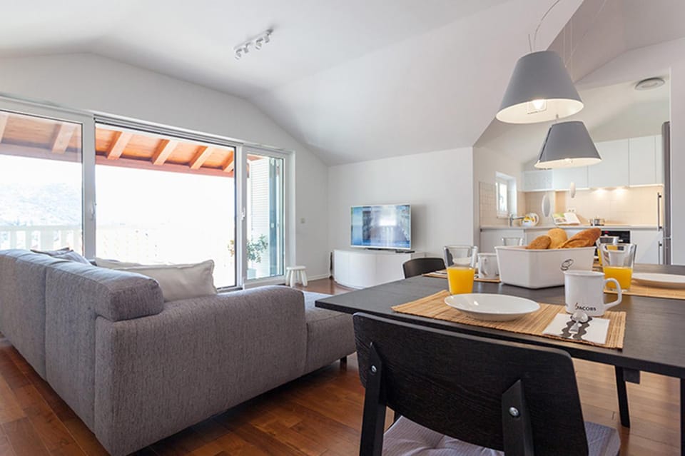 Living room, Seating area, Dining area