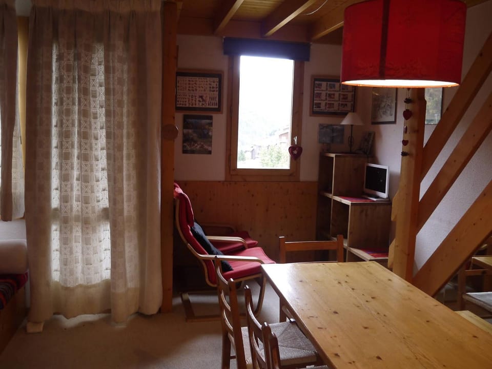 Dupleix 2 chambres, balcon, proche pistes et commerces - FR-1-355-39 Apartment in Les Allues
