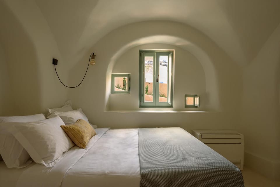 Bed, View (from property/room), Photo of the whole room, Bedroom
