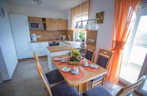 Restaurant/places to eat, Kitchen or kitchenette