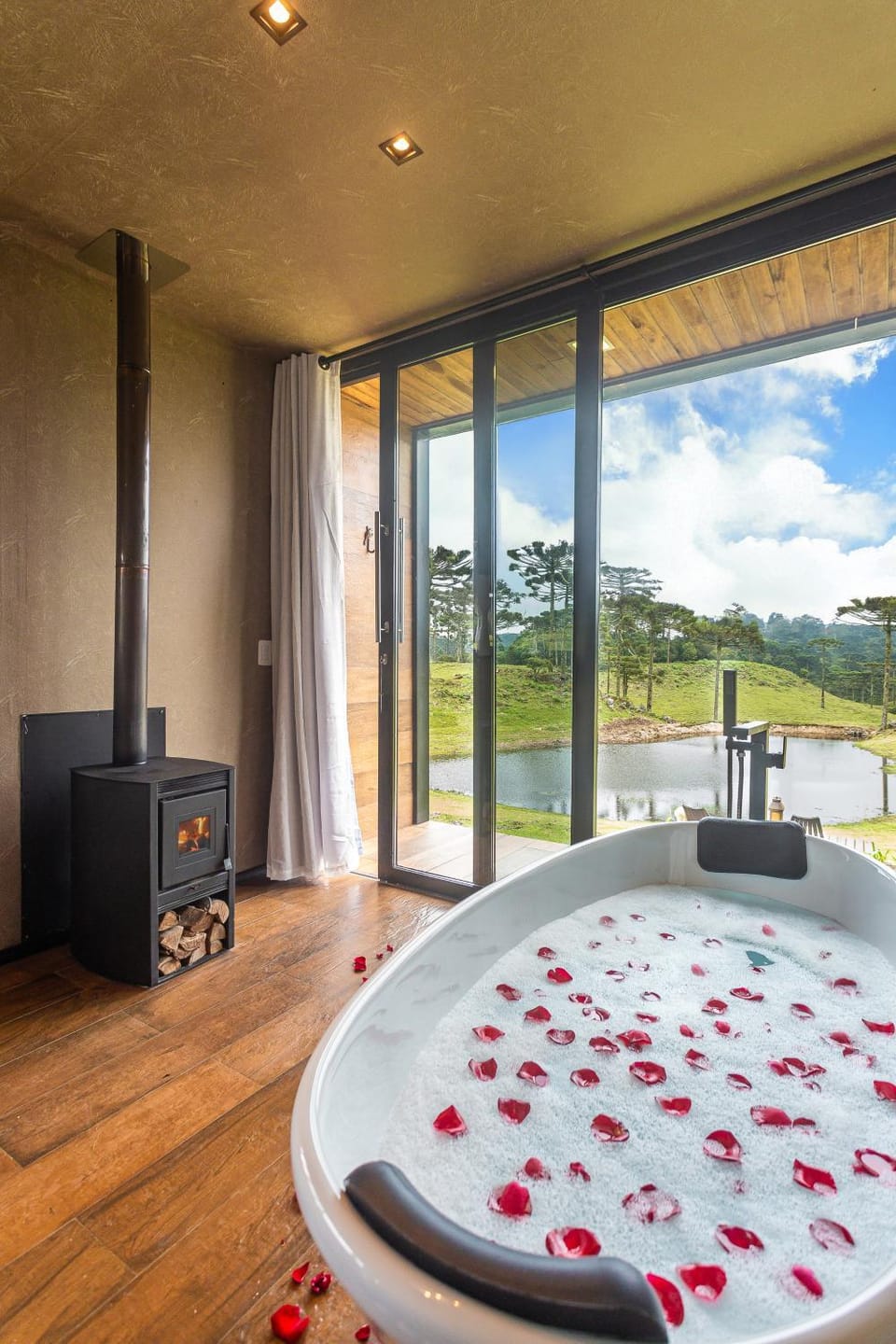 View (from property/room), View (from property/room), Garden view, Lake view, Mountain view, Bath, fireplace