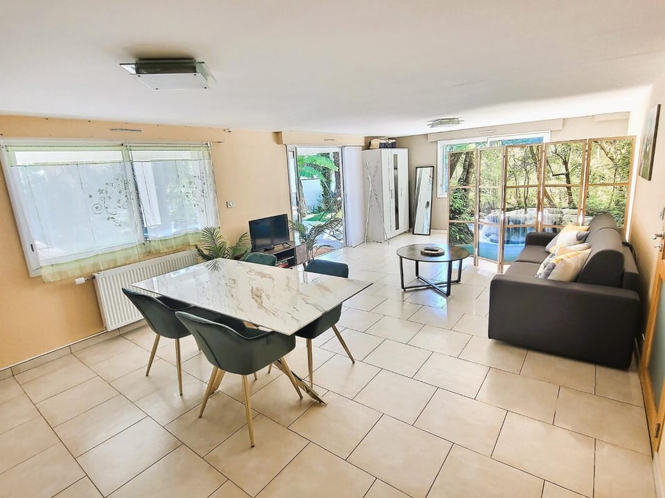 TV and multimedia, Living room, Seating area, Dining area