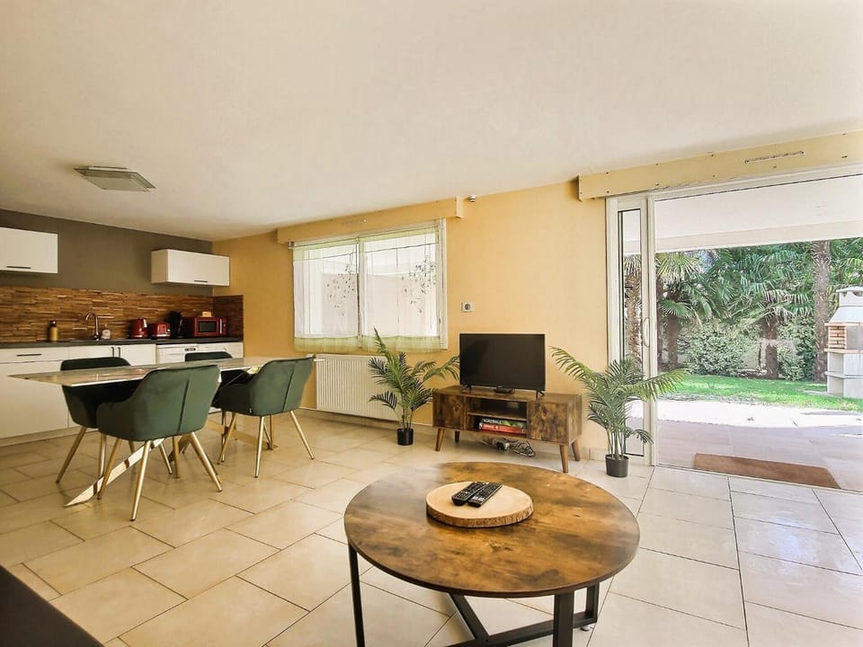 TV and multimedia, Kitchen or kitchenette, Living room, Seating area, Dining area