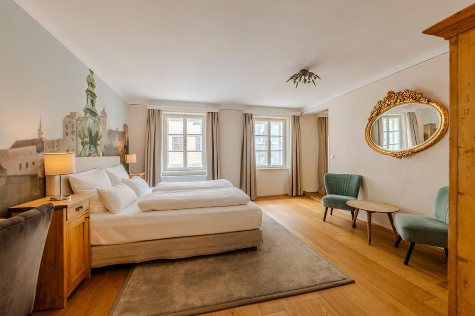 Bed, Photo of the whole room, Seating area, Bedroom