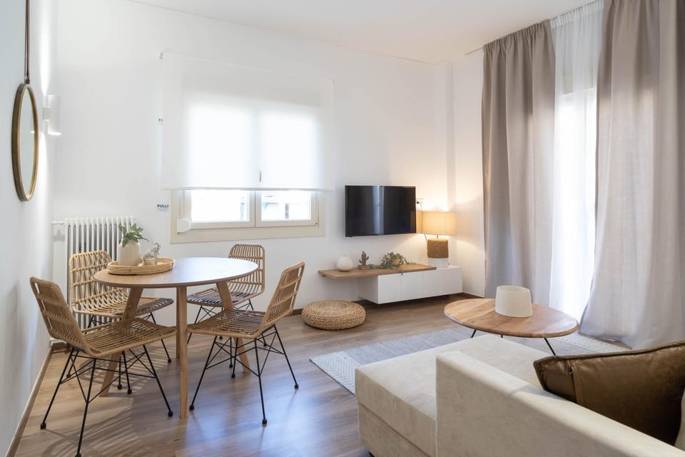 TV and multimedia, Living room, Seating area, Dining area