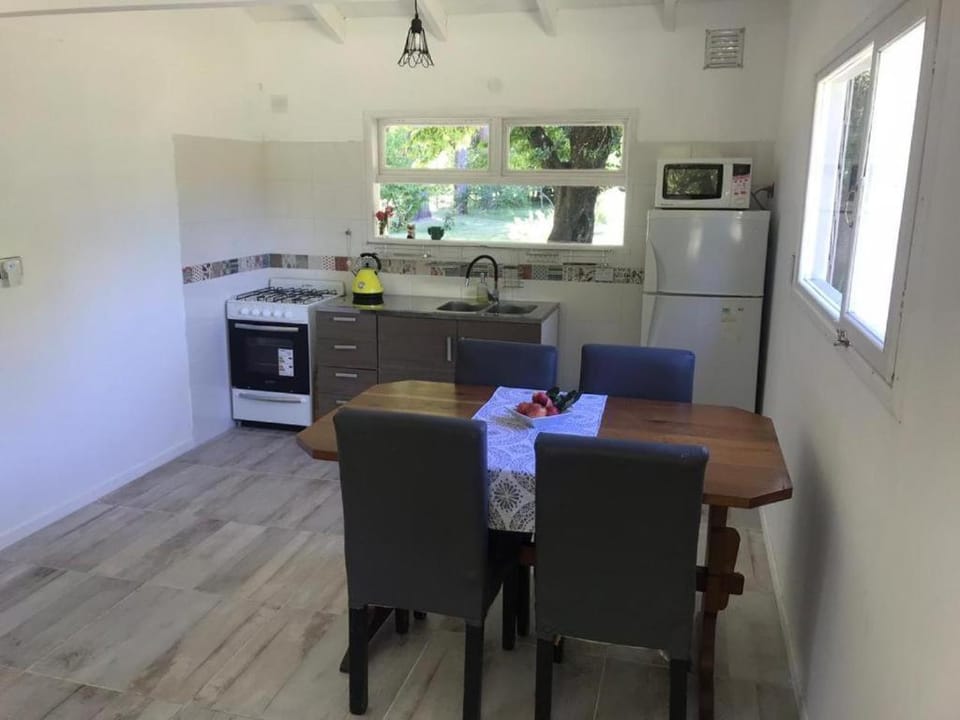 Kitchen or kitchenette, Dining area, oven