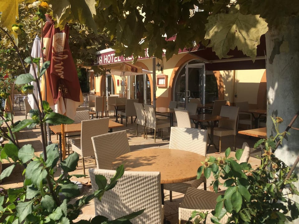 Patio, Restaurant/places to eat, Balcony/Terrace