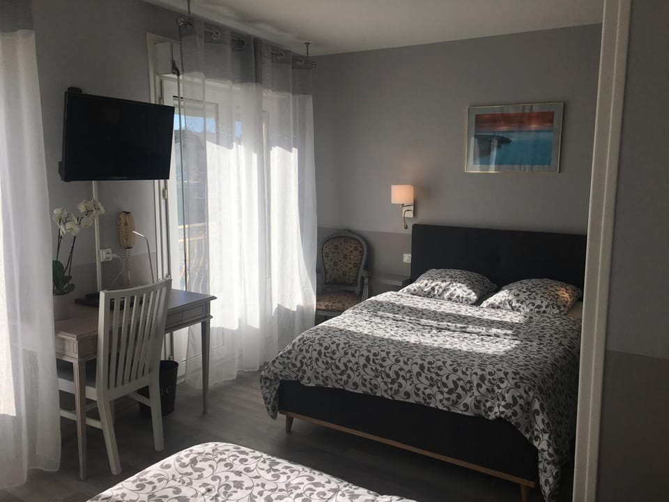 Bed, TV and multimedia, Photo of the whole room, Bedroom