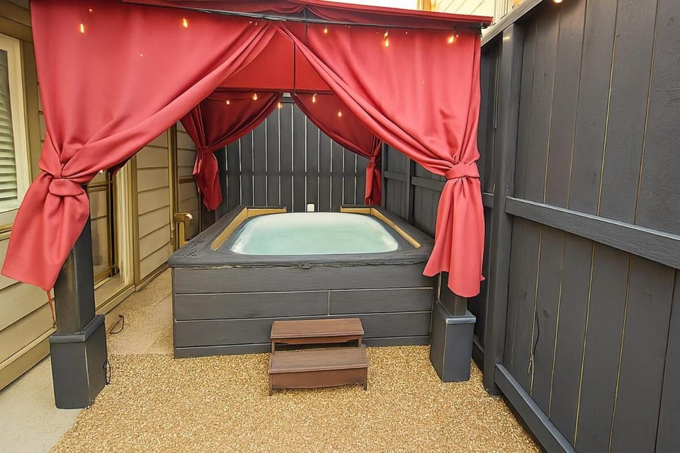 Shop, Soak &Sleep Galleria 3BR Retreat Private Jacuzzi Apartment in Houston
